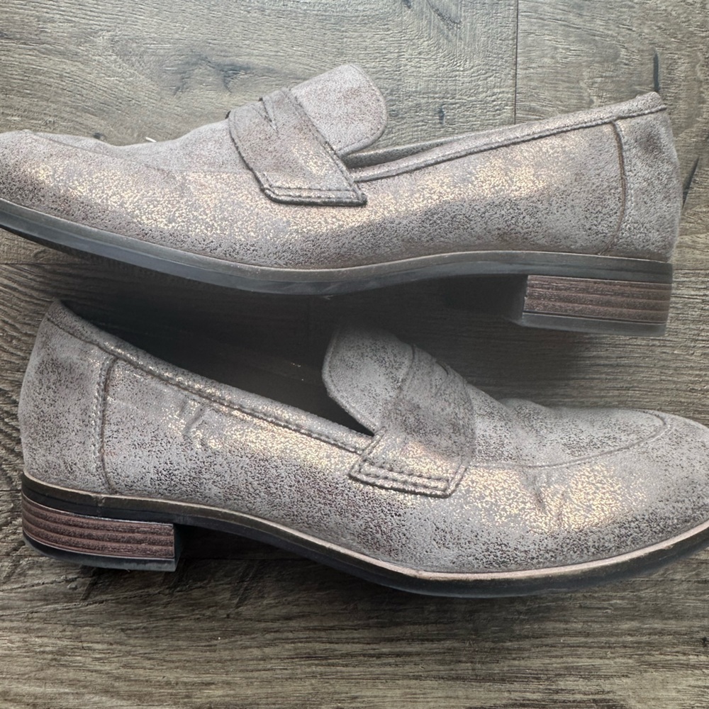 Clarks Trish Rose Gold Loafers (size 7)